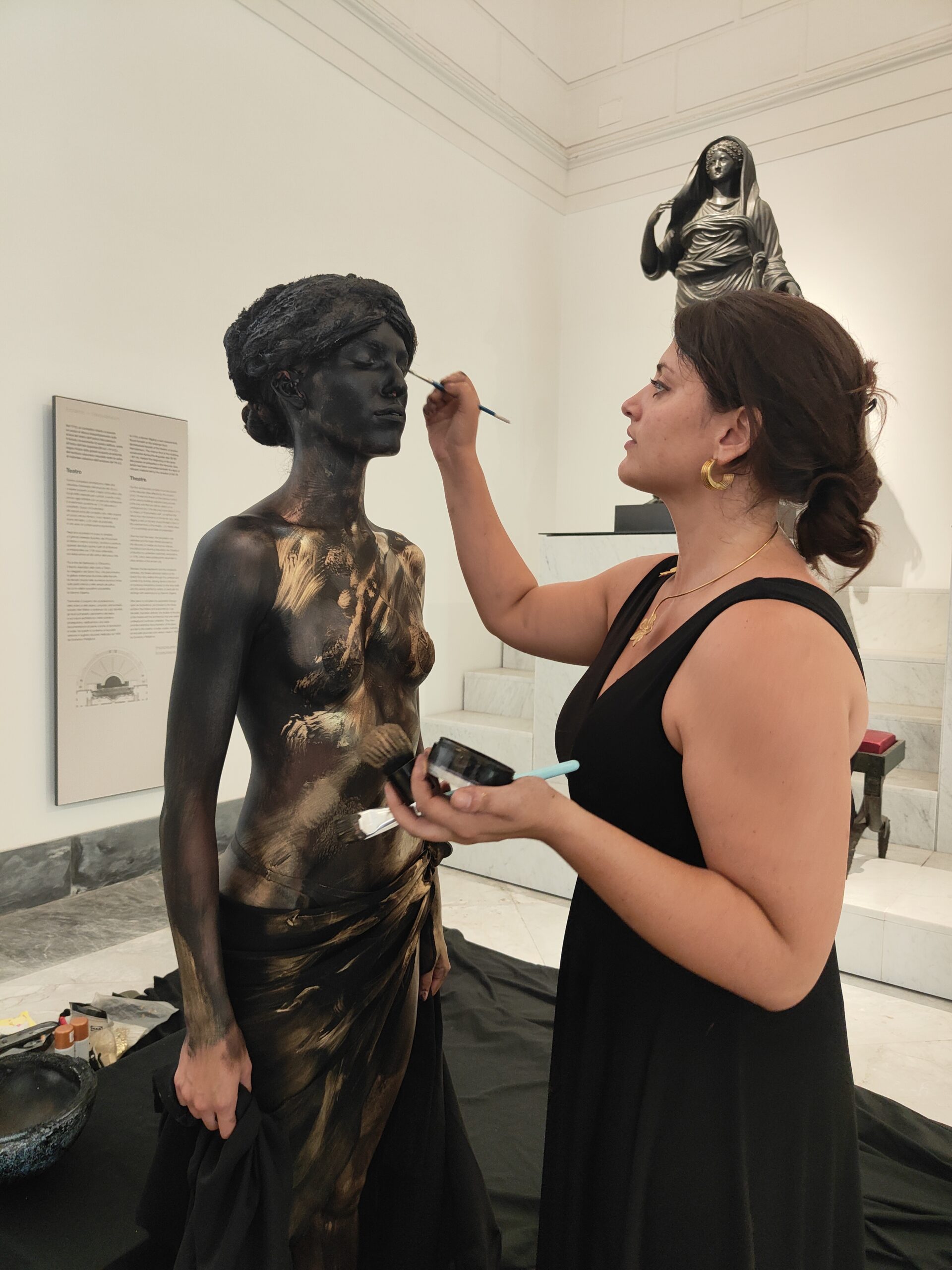 donna che realizza il body paint